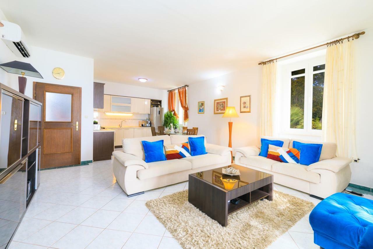 Holiday Home Obrov Kaštela Eksteriør billede
